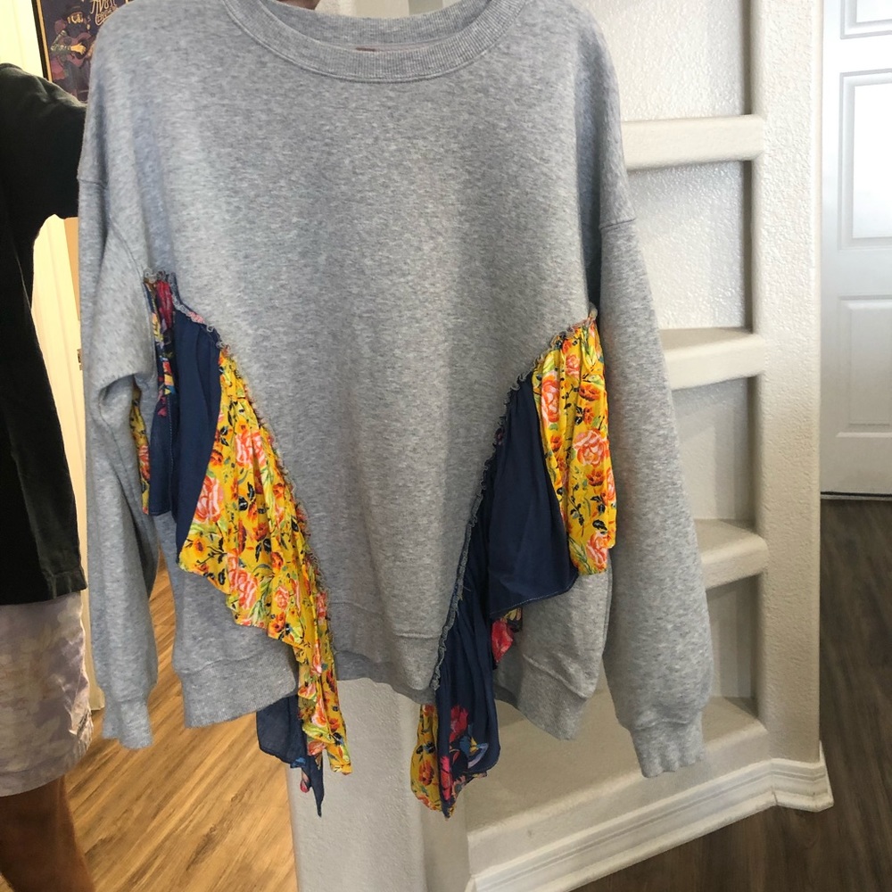 Sweatshirt with pattern sleeve design